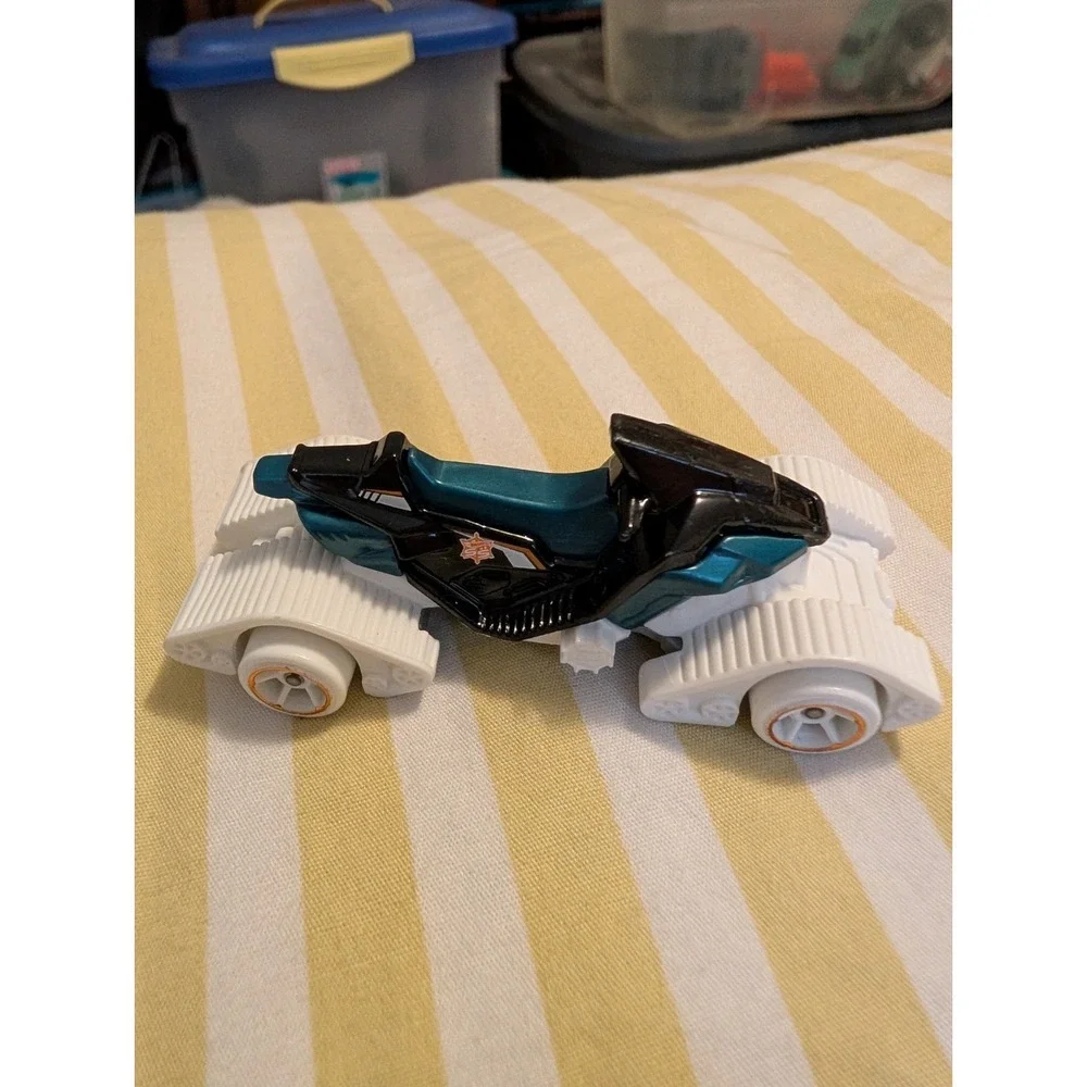 2014 Hot Wheels CFG95 Jet Ski on Wheels Black/White Die Cast 1/64 Scale